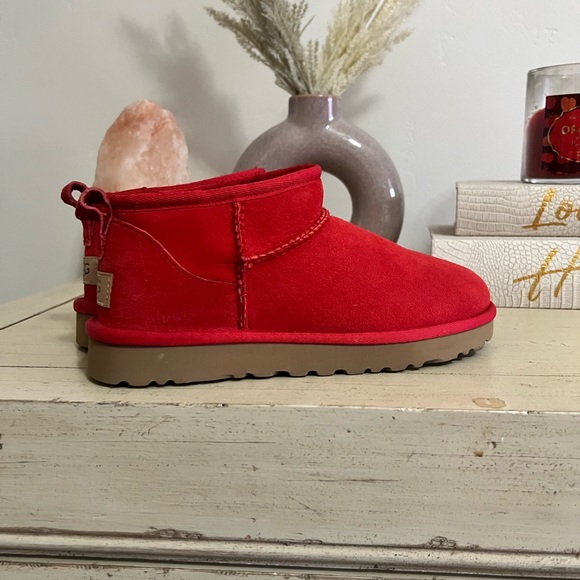 Uggs. Brand new, never been worn - Picture 2 of 6